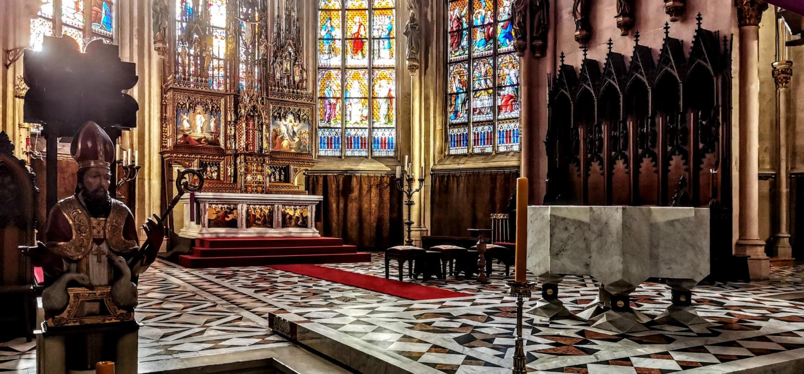 Altarbereich im Chor von St. Ludgerus