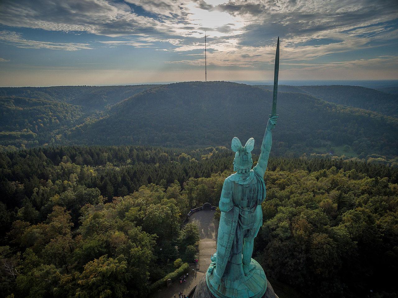 Hermannsdenkmal aus der Luft von hinten