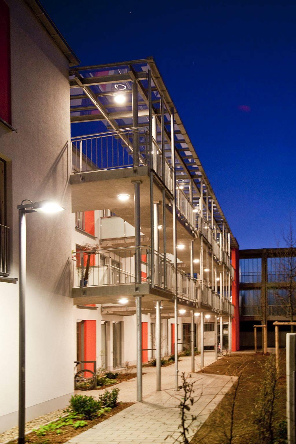 Nachtansicht Mehrfamilienhaus