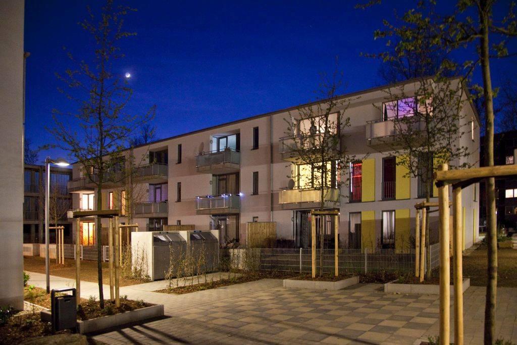 Mehrfamilienhaus bei Nacht