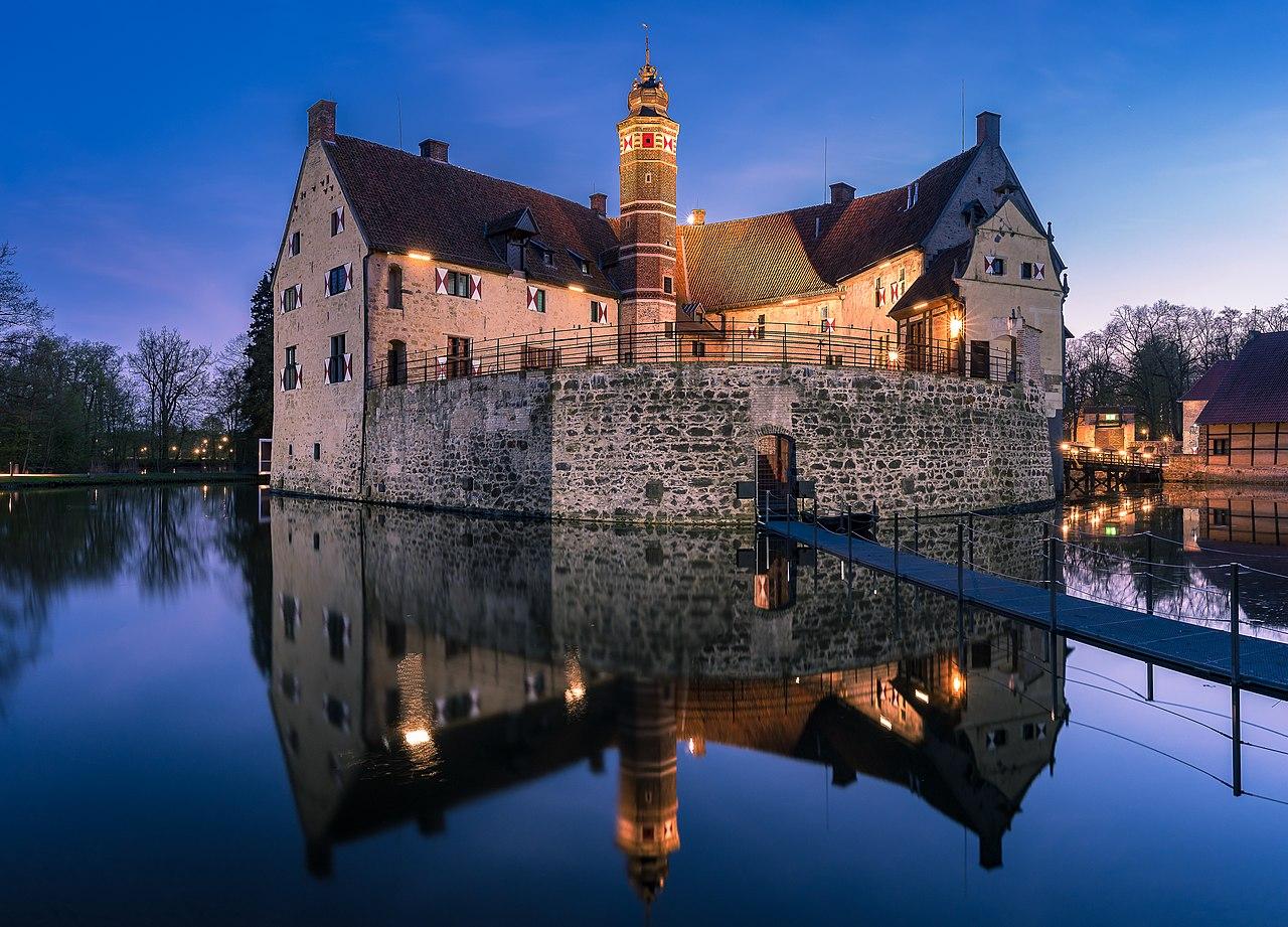 Burg Vischering am Abend, Blick auf die Hauptburg