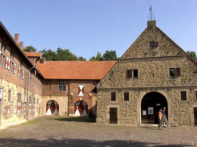Wirtschaftsgebäude der Vorburg: die zweiflügelige Remise (links) und das Bauhaus (rechts)