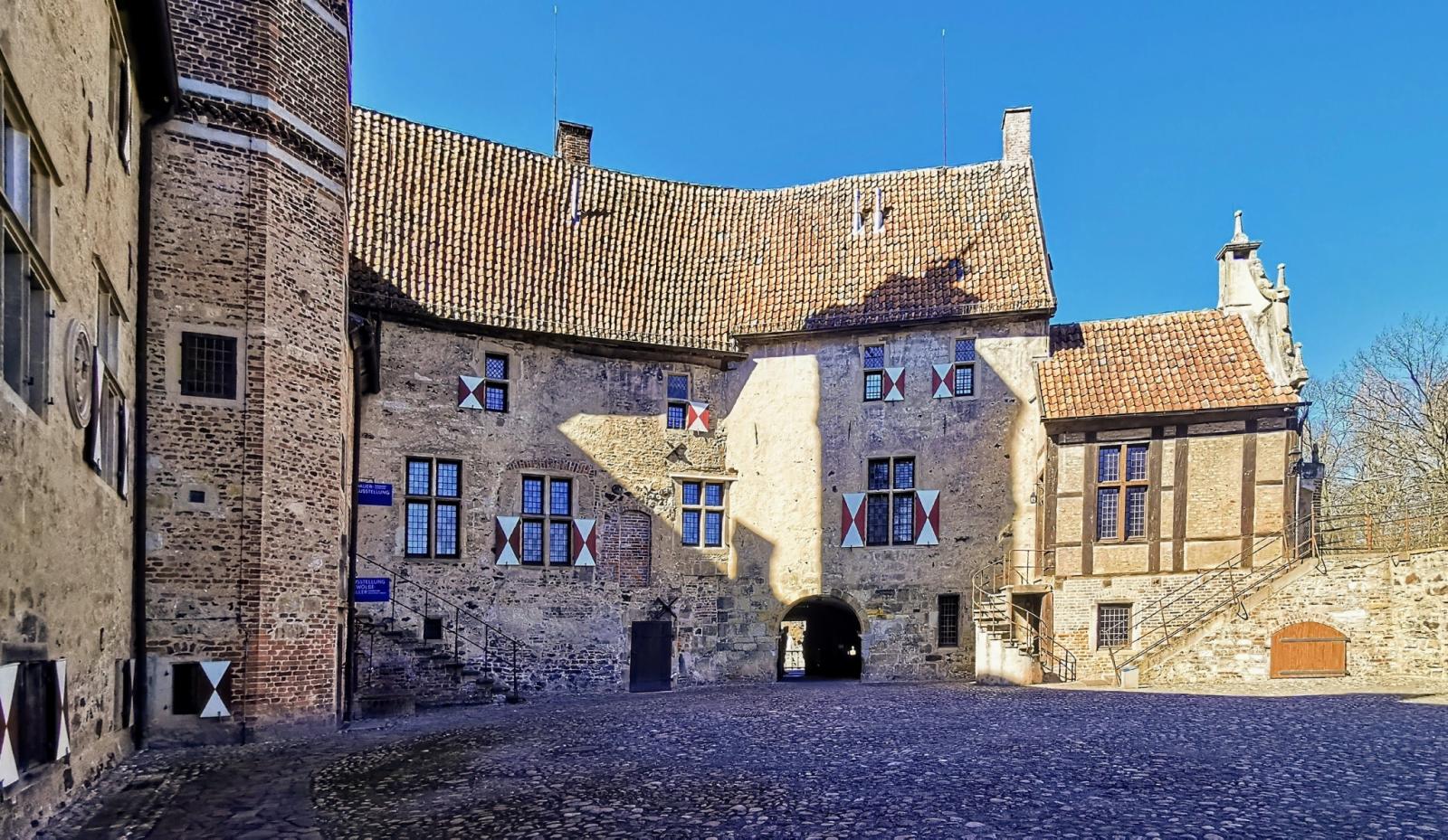 Im Innenhof der Hauptburg