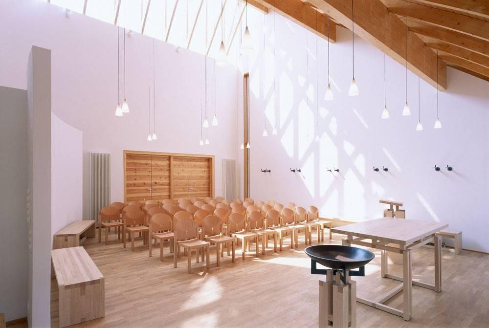 Blick in den Kircheninnenraum 