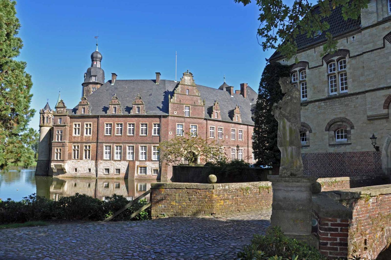 Zufahrt zur Vorburg, im Hintergrund Gebäude der Hauptburg