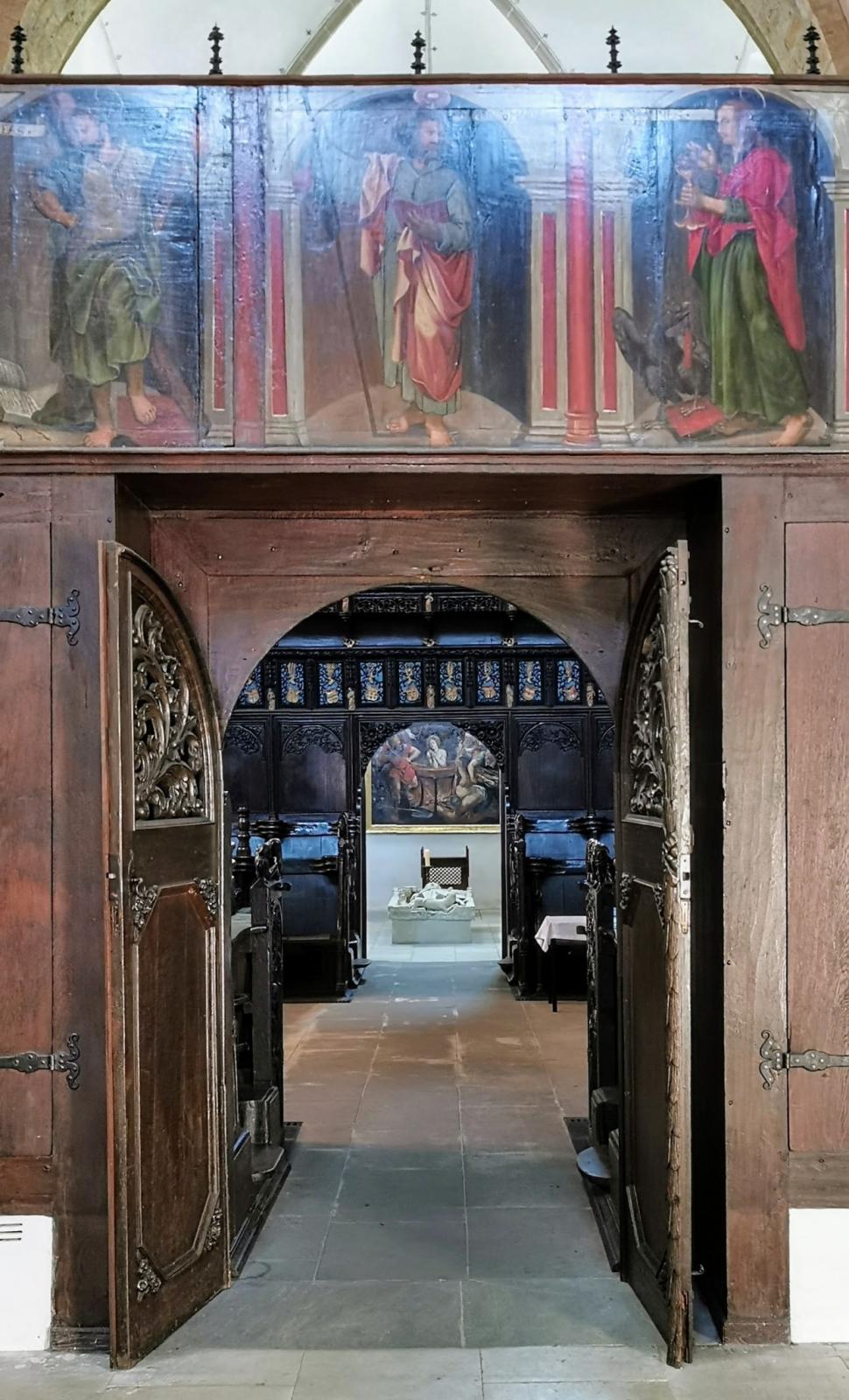 Blick durch das Chorgestühl zur Grabplatte von Gottfried von Cappenberg