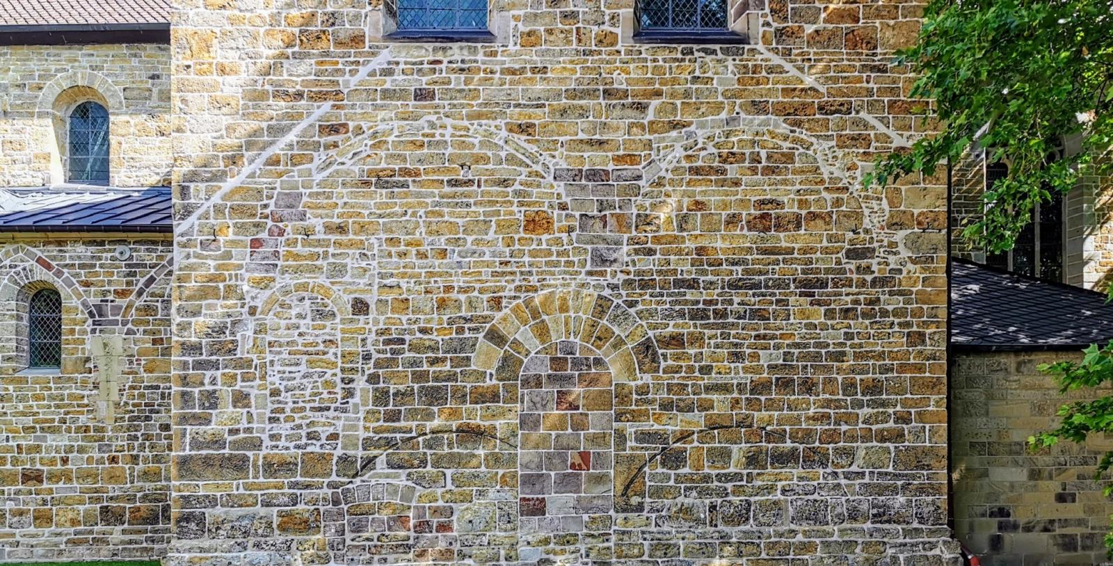 Vermauerte Rundbögen in der Giebelwand