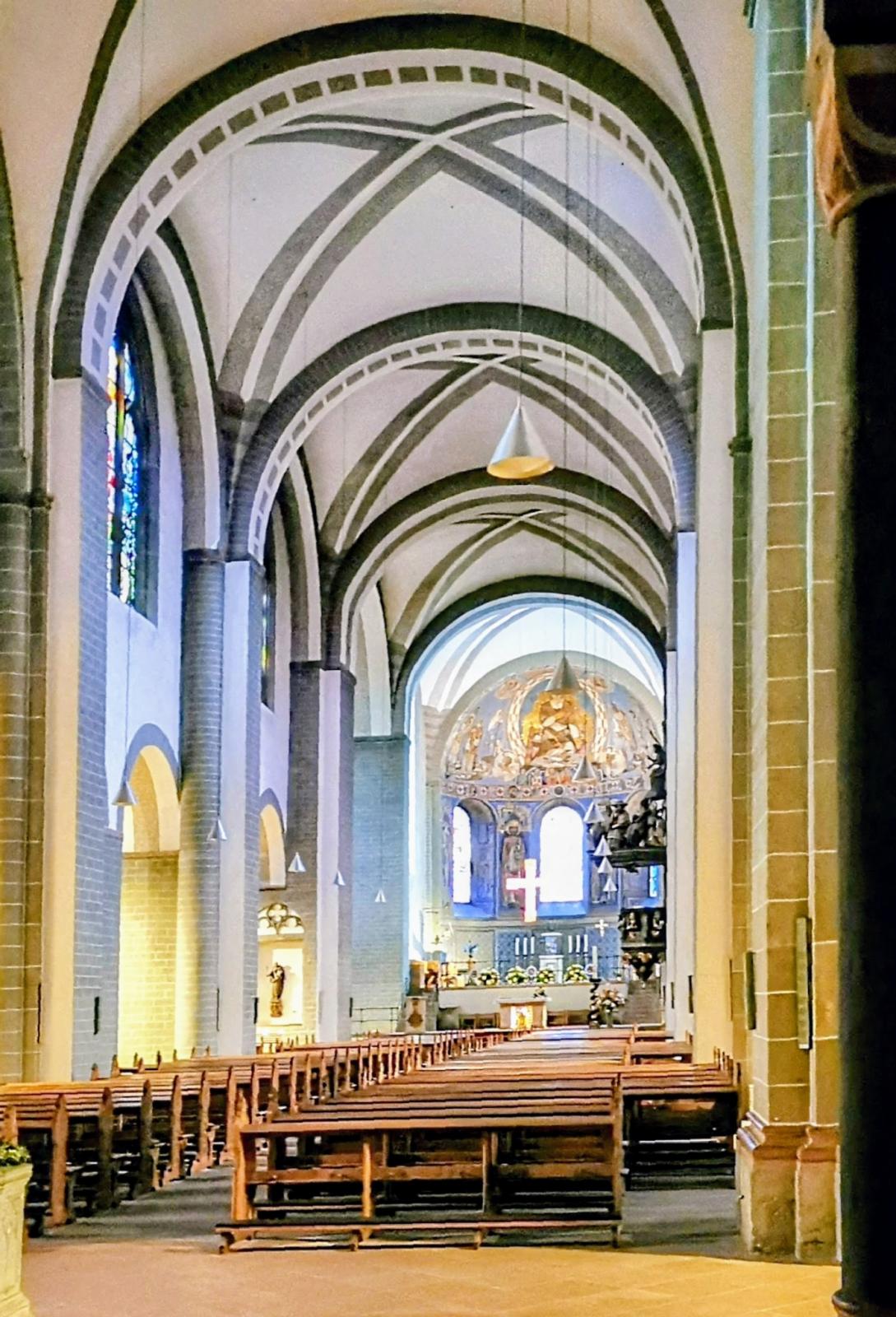 Kircheninnenraum, Blick nach Osten zum Chor