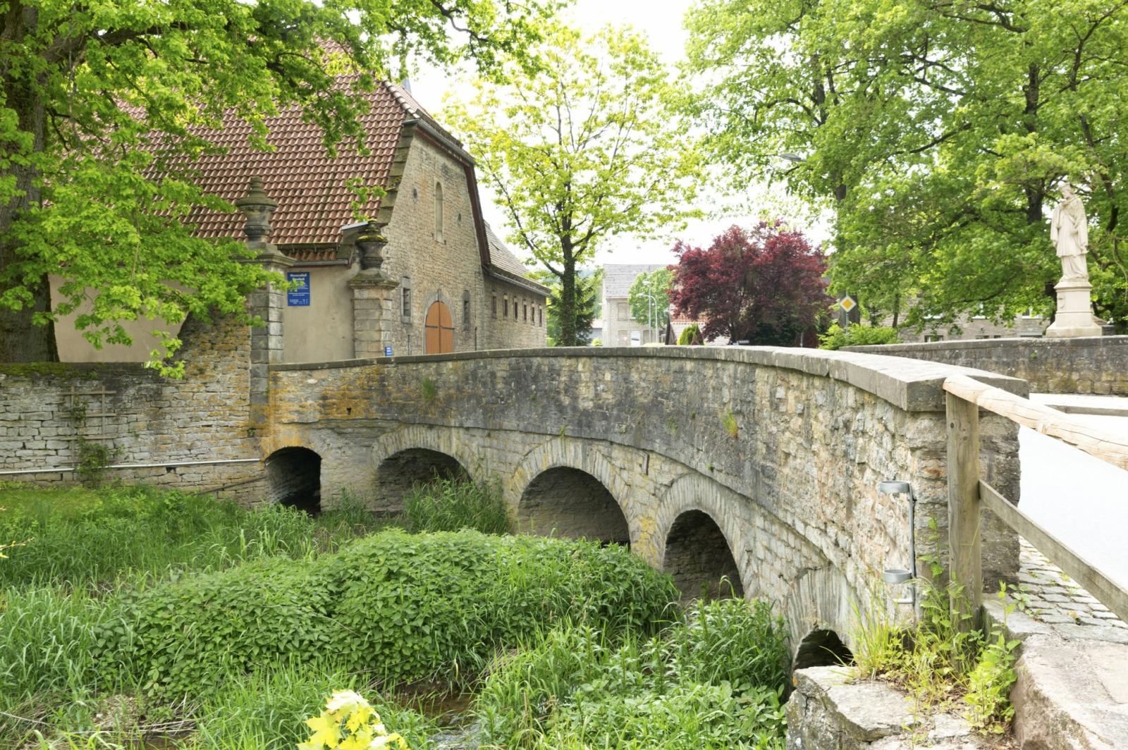 Schloss Vinsebeck in Steinheim, Bogenbrücke Wirtschaftsgebäude