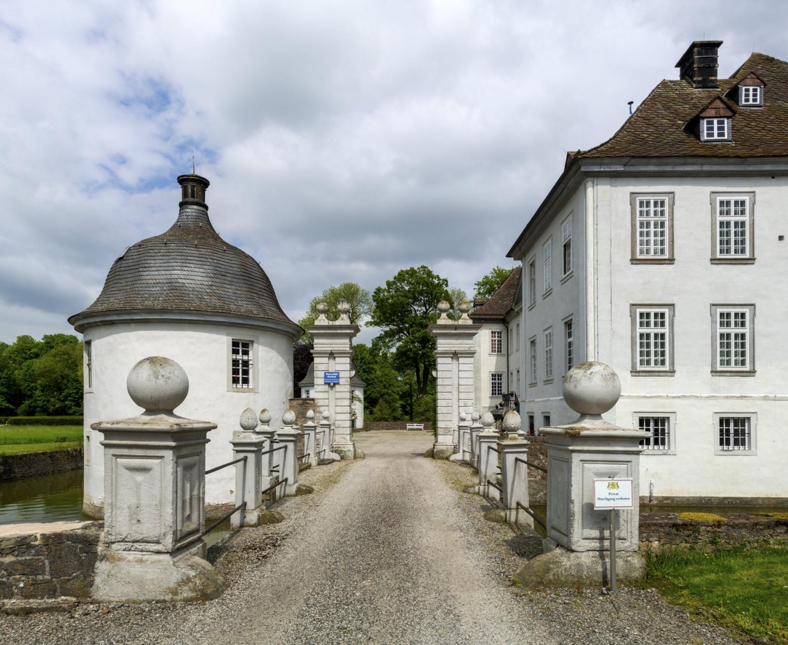 Schloss Vinsebeck in Steinheim, Zuwegung Haupteingang