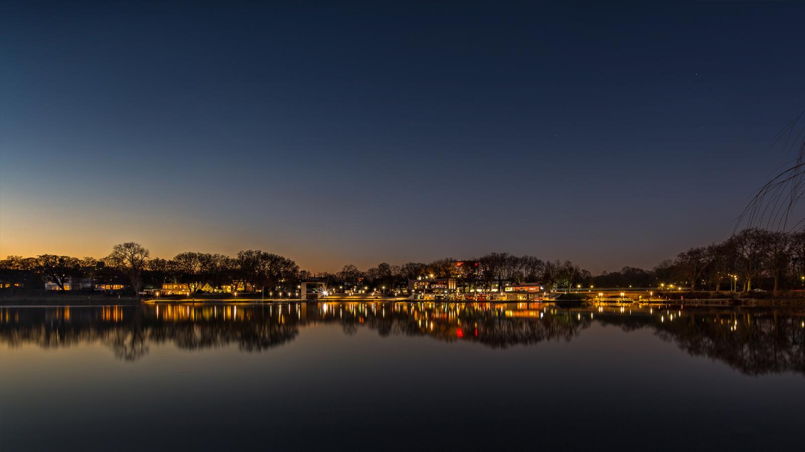 Blaue Stunde Aaseeterrassen vom anderen Ufer aus gesehen