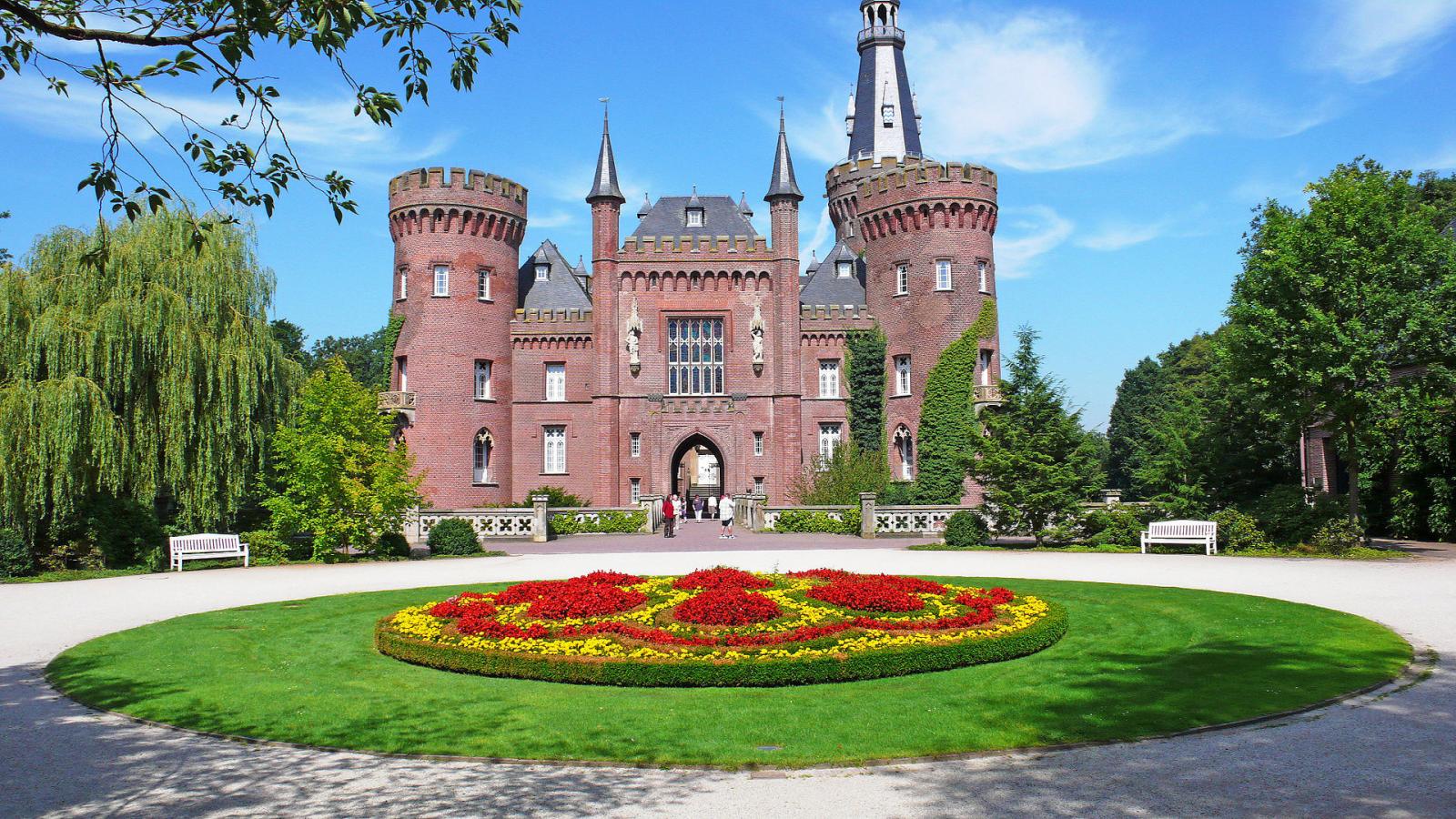 Schloss Moyland mit Kutschenrondell