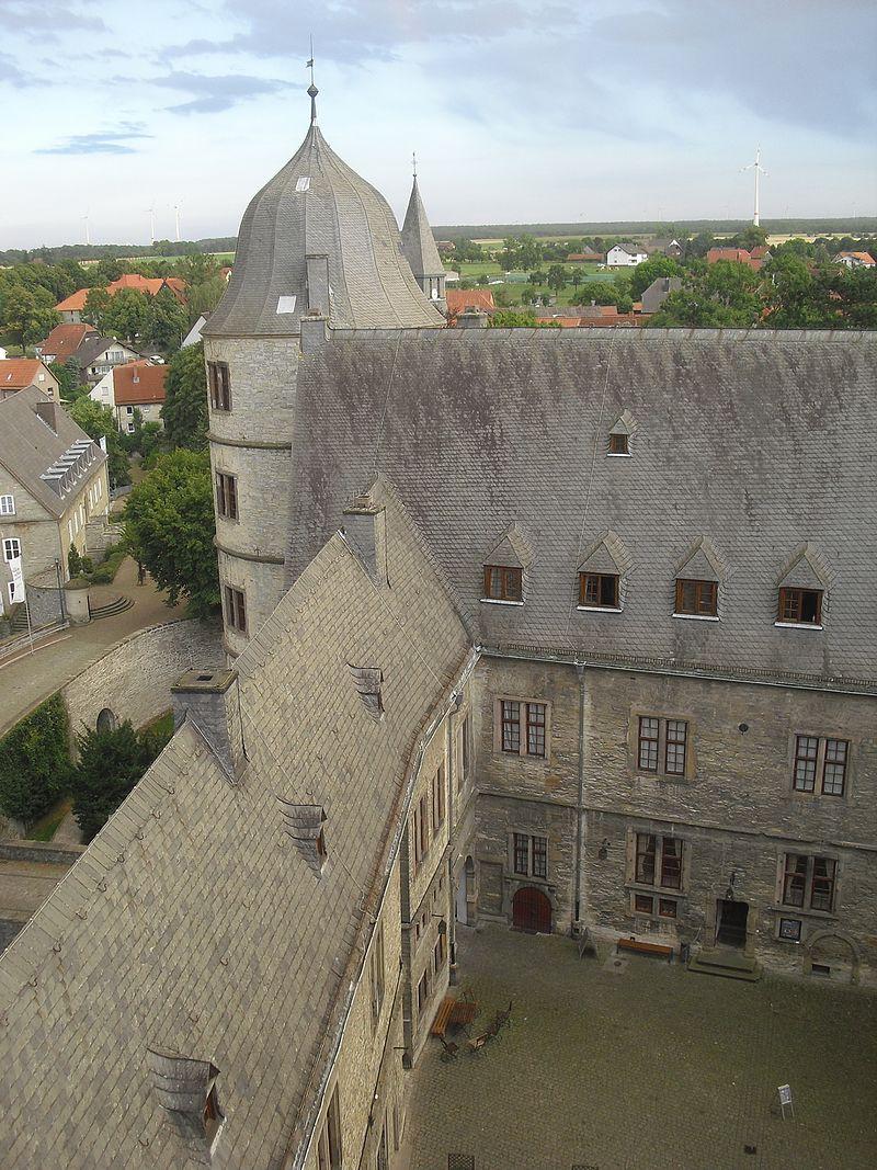 Luftbild mit Blick auf einen Eckturm und in den Innenhof