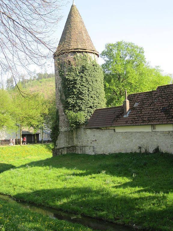 Befestigungsanlage mit Turm