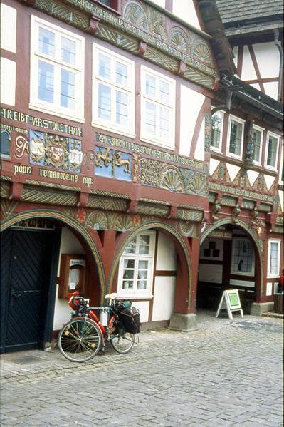 Kernbau mit rechtem Erweiterungsbau