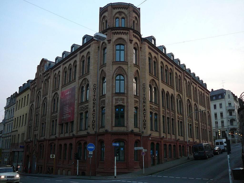 Anischt Straßenflucht mit Eckturm