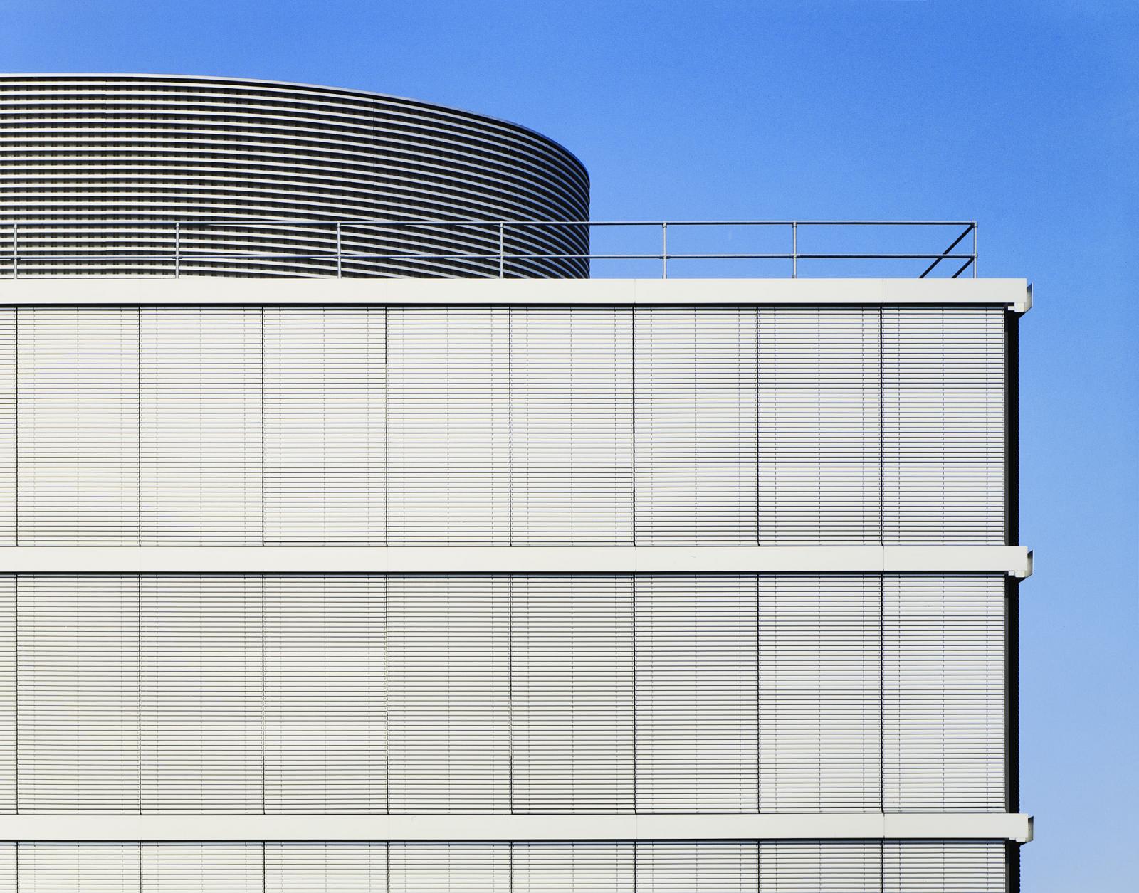 Fassade mit geschlossenen Aluminiumlamellen