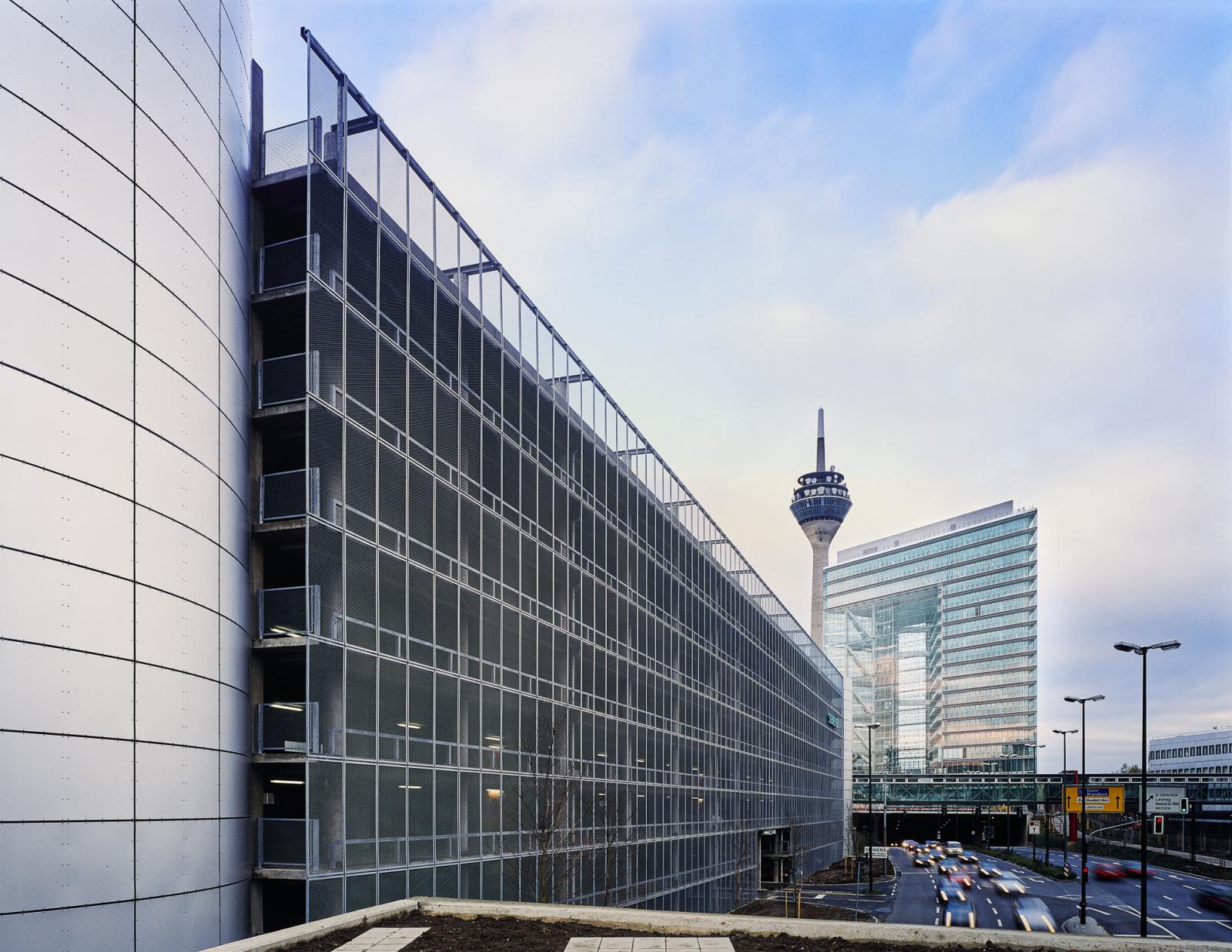 Parkhausfassade aus Streckmetallgittern mit Blick auf Stadttor und Rheinturm