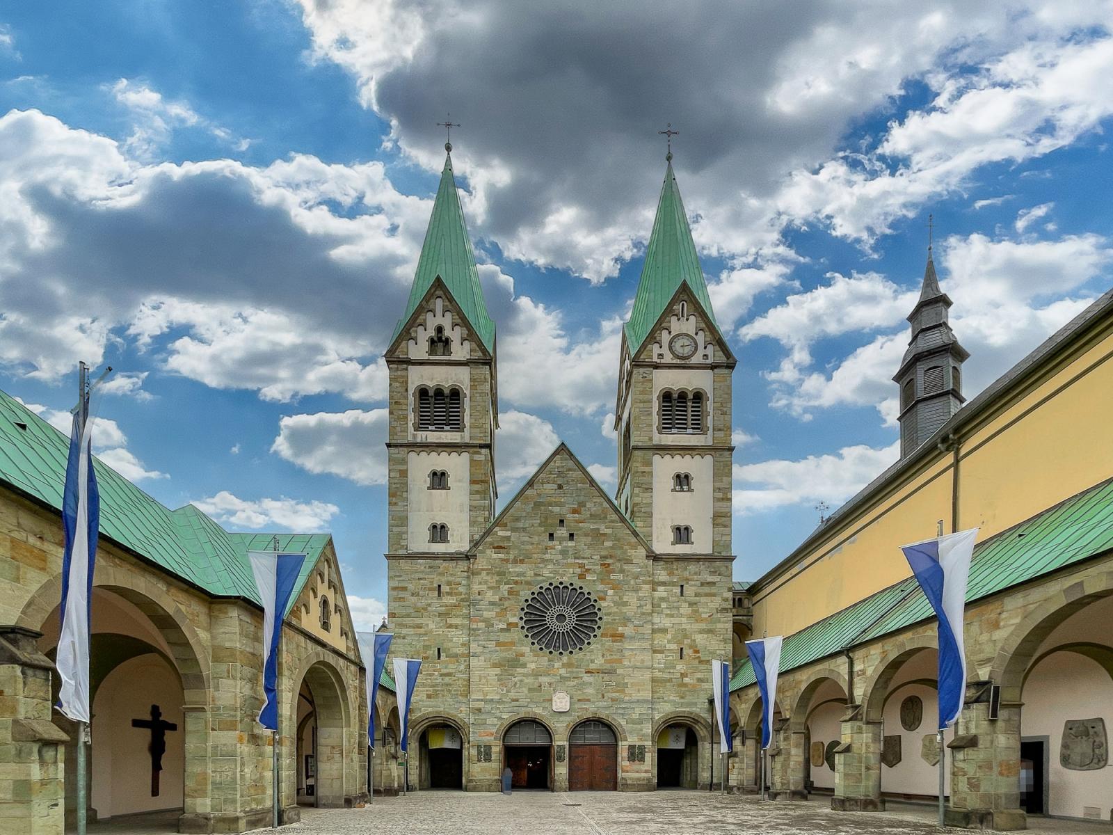 Wallfahrtsbasilika Mariä Heimsuchung, Doppelturmfassade am Vorplatz