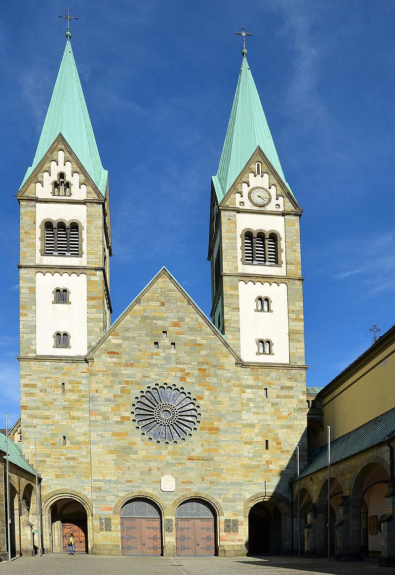 Doppelturmfassade vom Vorplatz aus gesehen