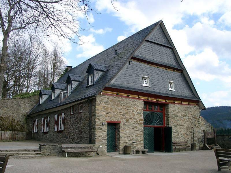 Burghof mit Scheune
