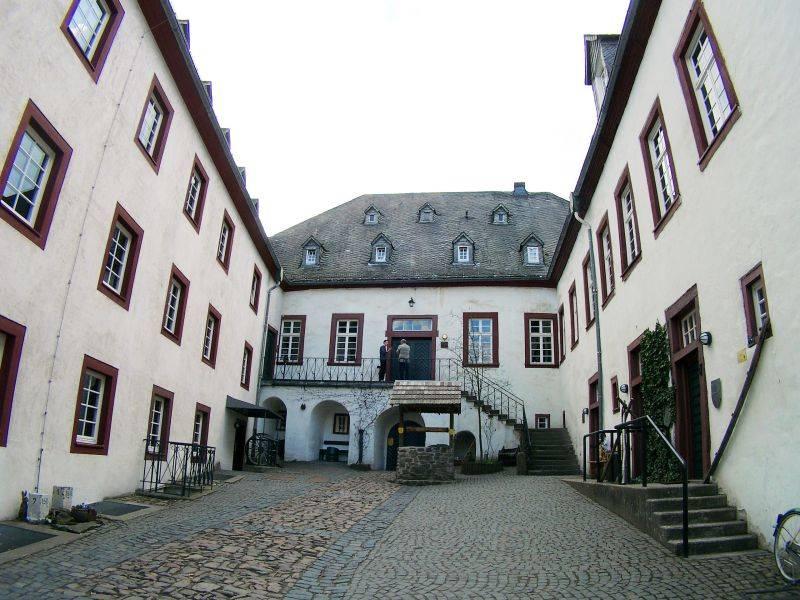 Innenhof Burg Bilstein