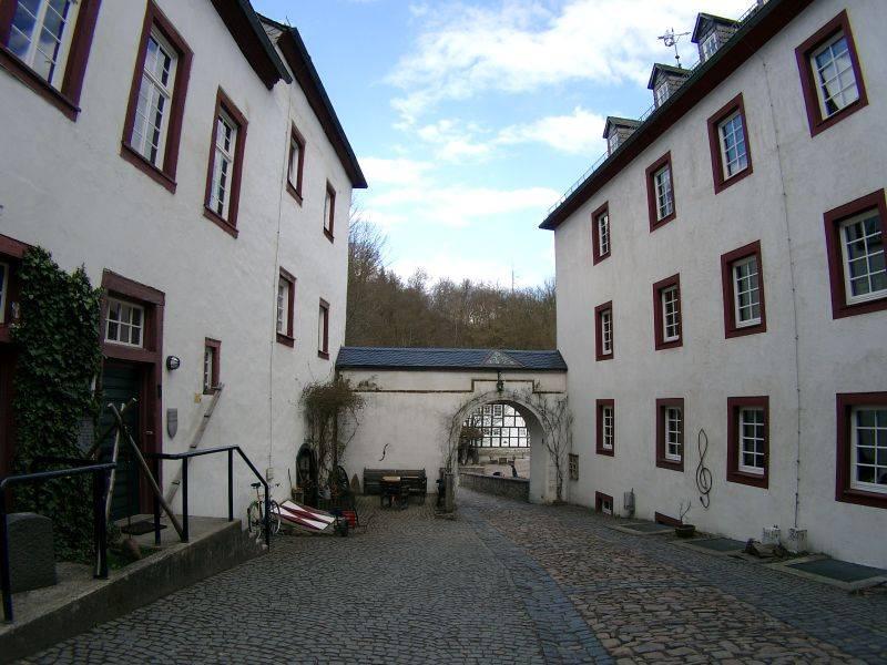 Blick vom Innenhof auf Tor