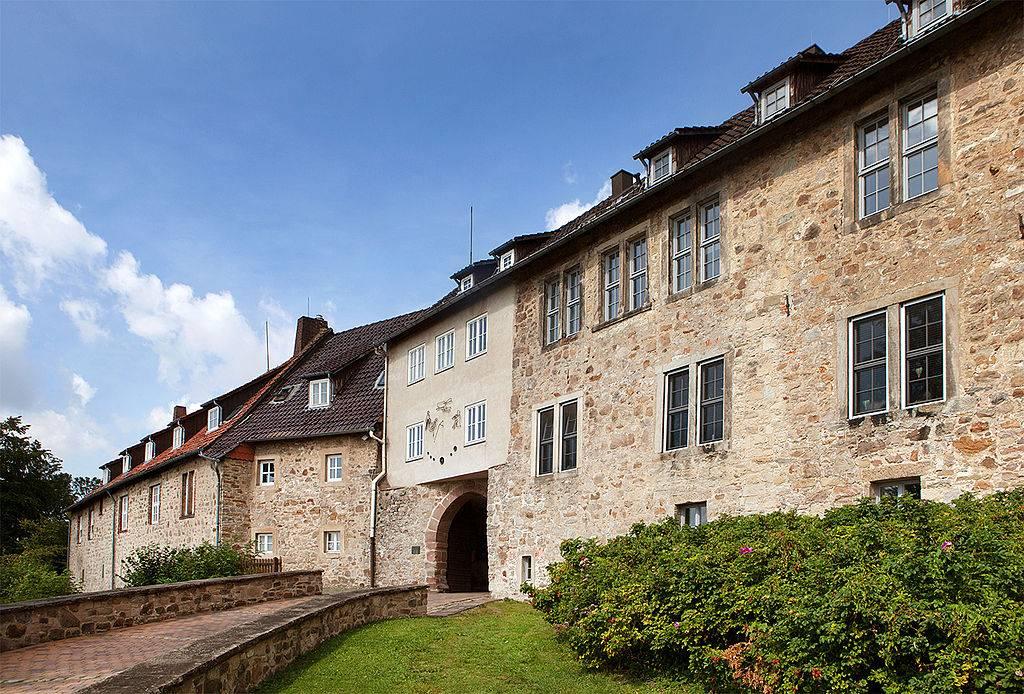 Unterburg mit Tor und Zuwegung