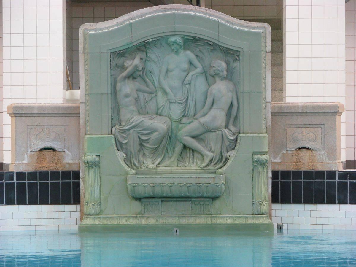 Porzellanrelief mit Badenden Frauen