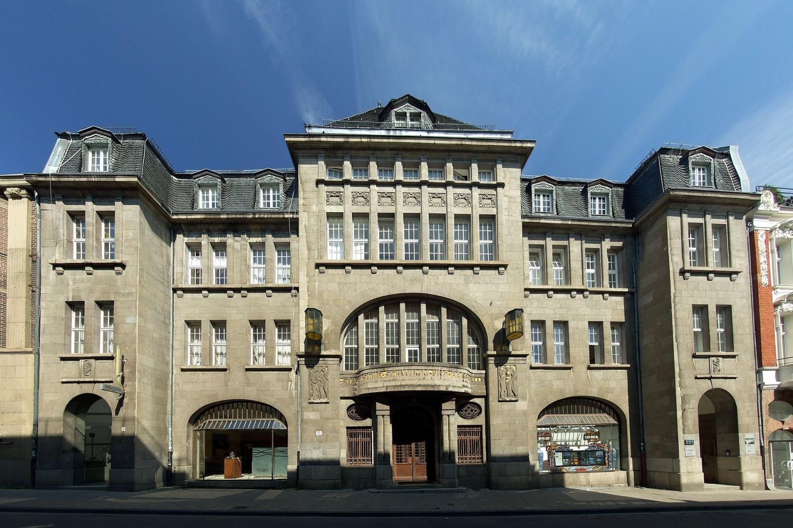 Außenansicht Schwimmbad