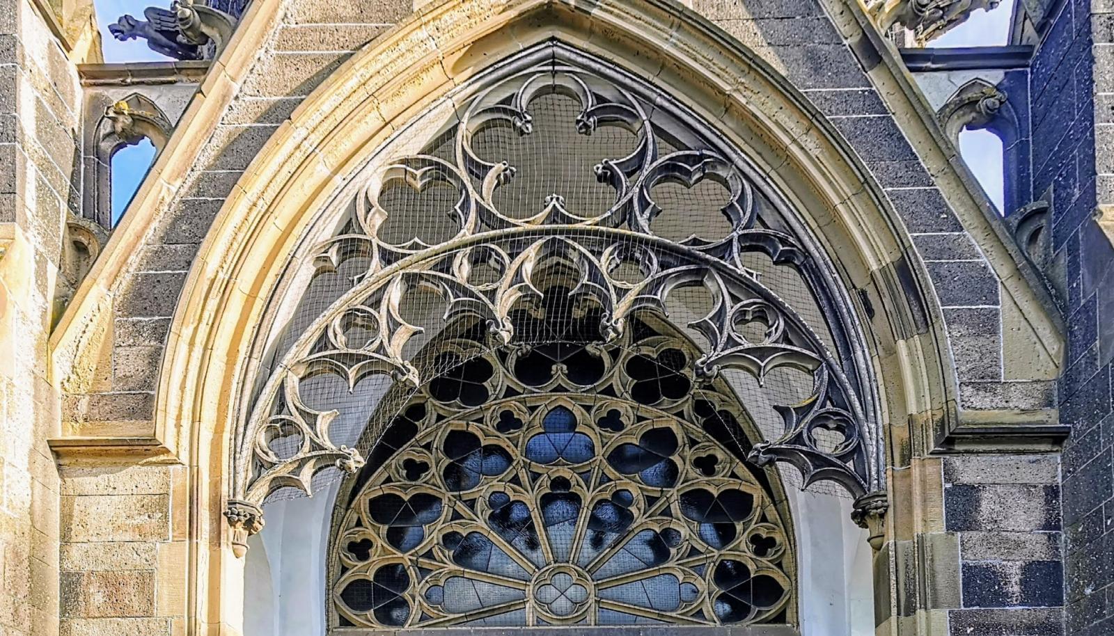 Campo Santo Aachen, Maßwerk am Portal