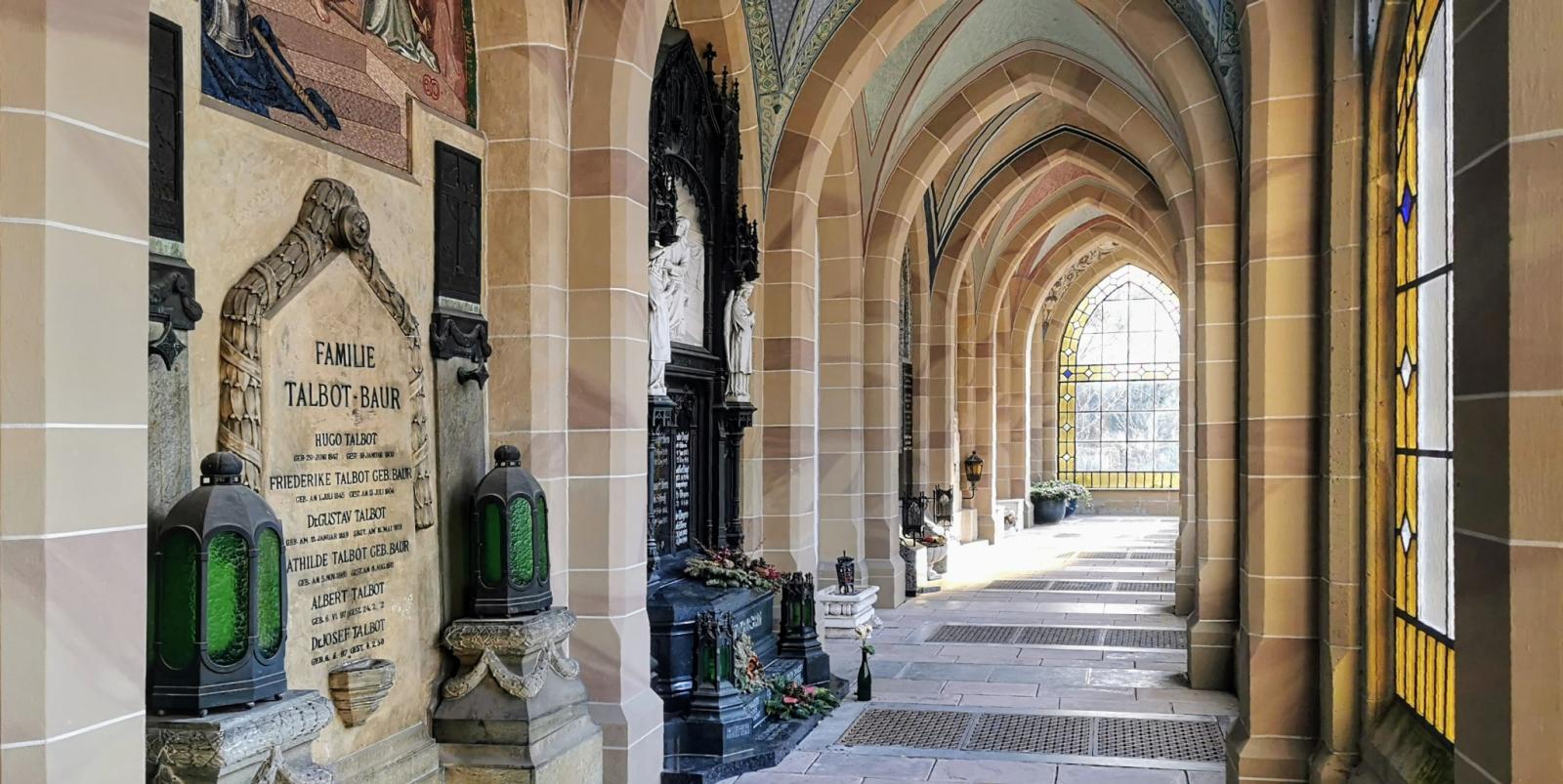 Wandelhalle mit Gruften