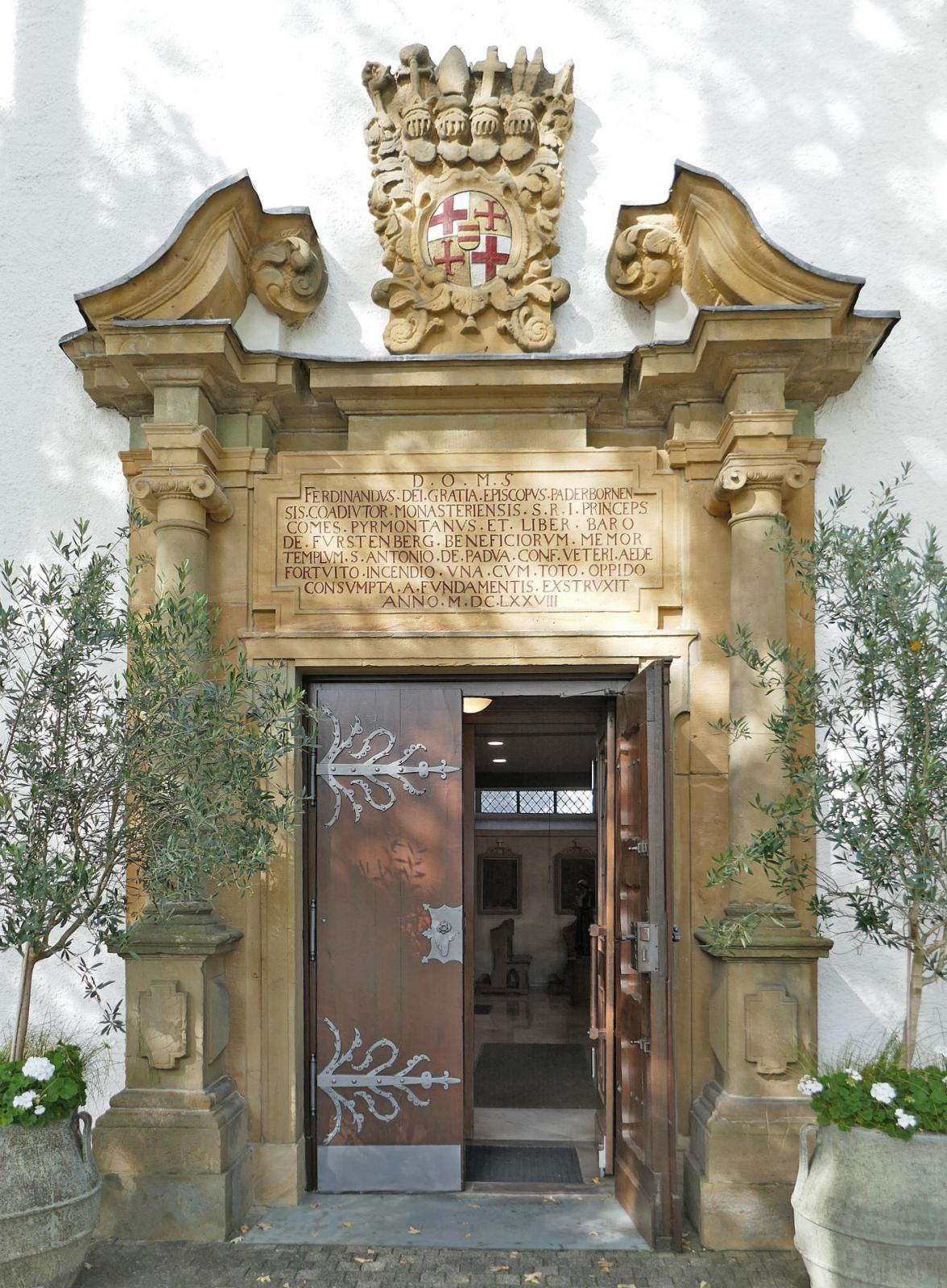 Portal von St. Antonius von Padua in Bad Wünneberg