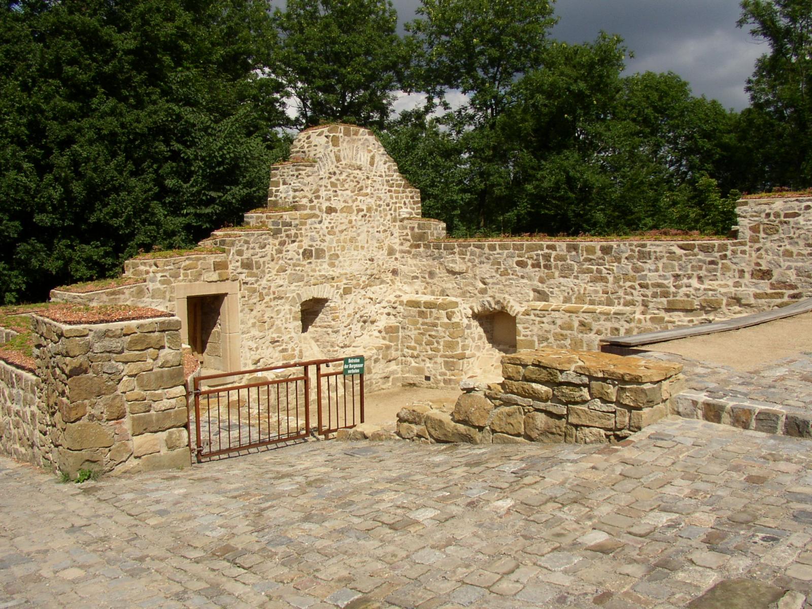 wiederaufgebaute Reste der Burgmauer
