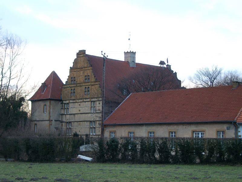 Wohnhaus mit Nebengebäuden