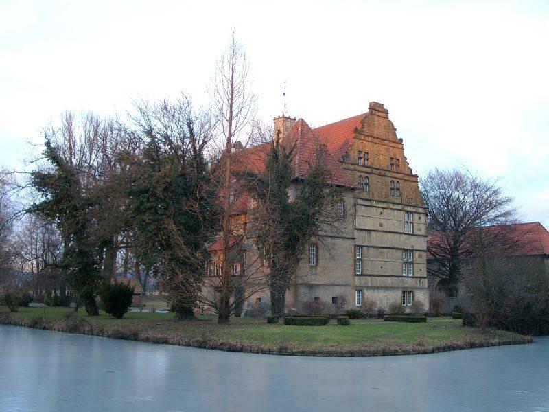 Wasserumwehrtes Herrenhaus Schloss Holtfeld