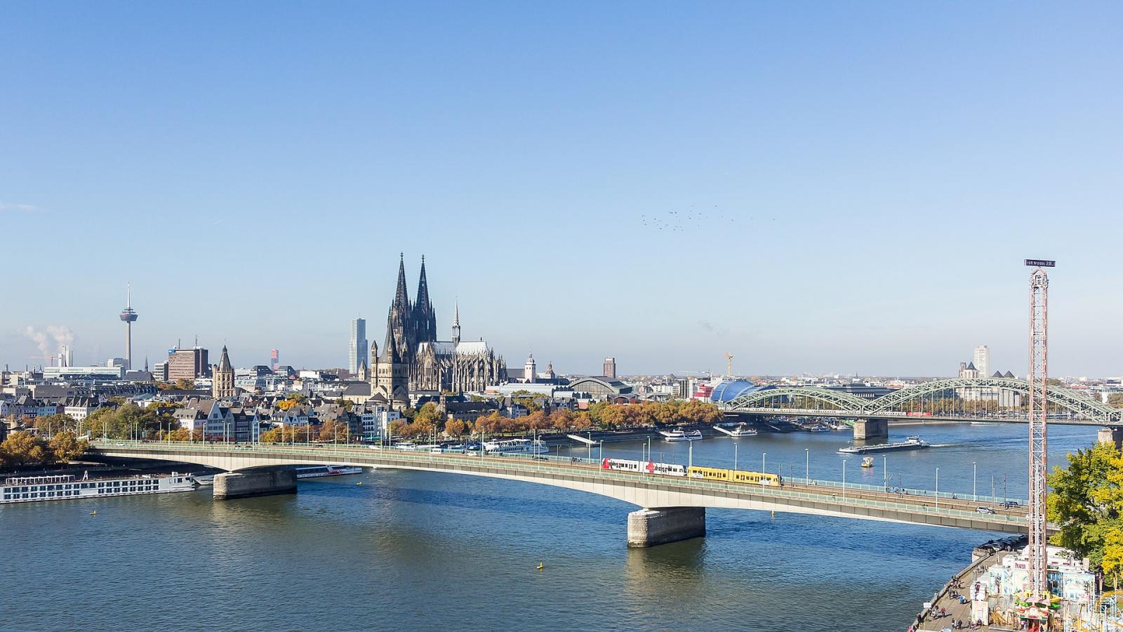 Deutzer Brücke mit Stadtpanorama