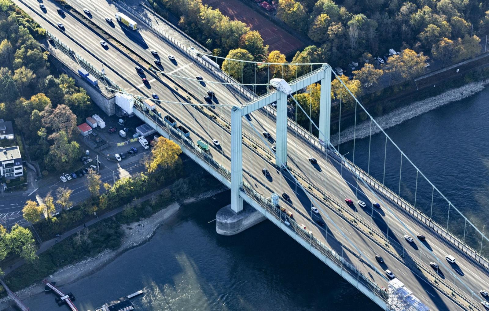 Rodenkirchener Brücke, westlicher Pylon und Fahrbahn von oben