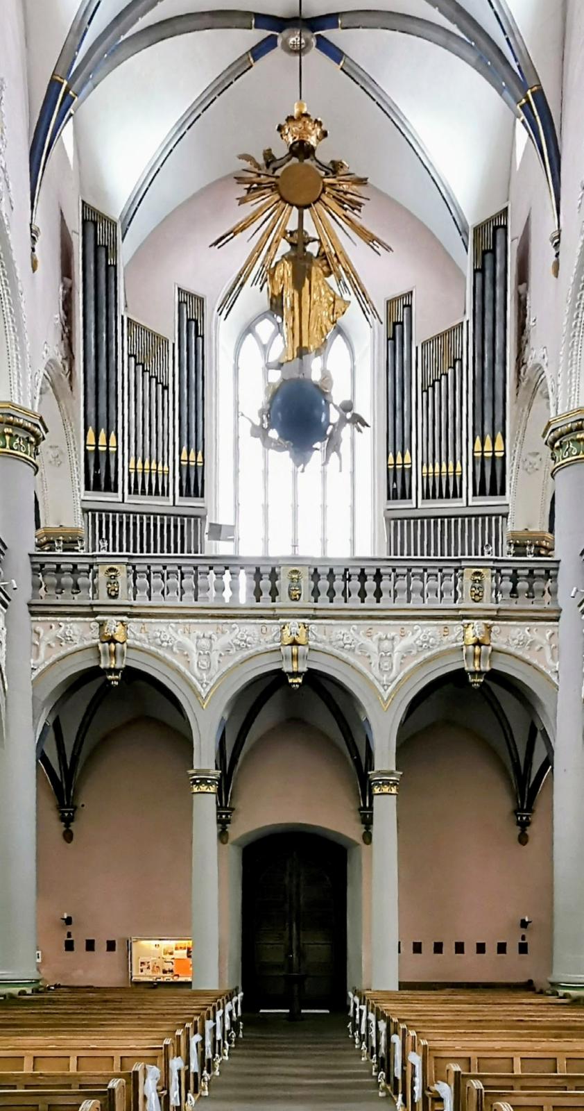 Blick zur Orgel empore und Hängemadonna