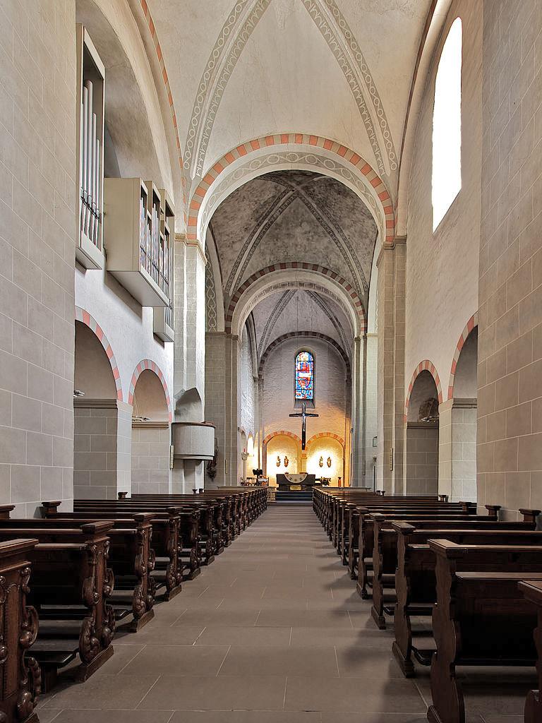 Blick Richtung Osten ins Mittelschiff der Gaukirche St. Ulrich in Paderborn