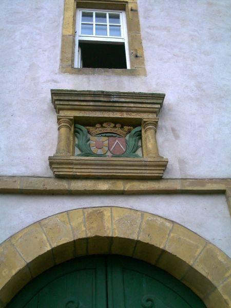 Wappen über der Durchfahrt