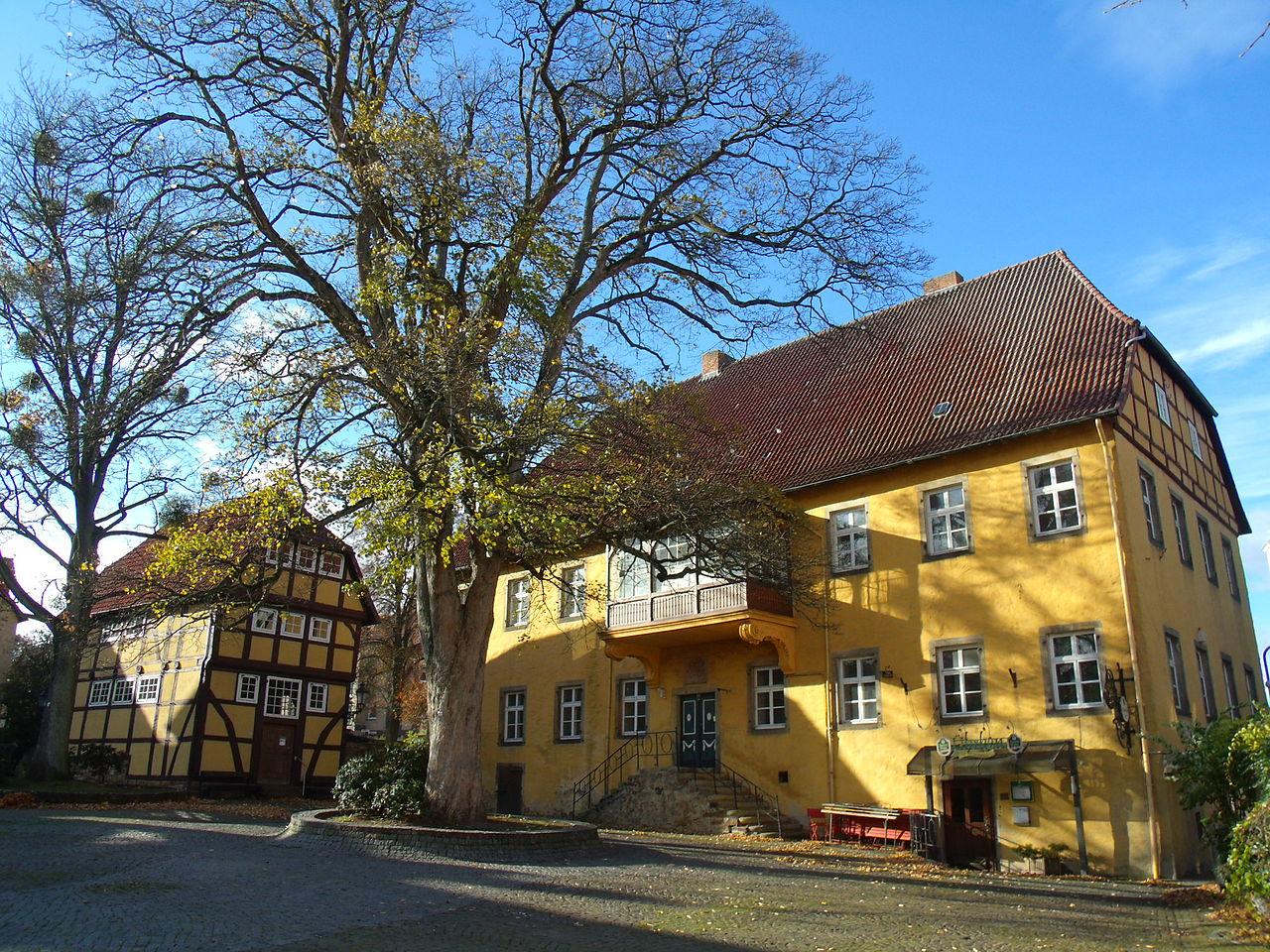 vorgelagerte Freitreppe im Osten, links der Fachwerkspeicher