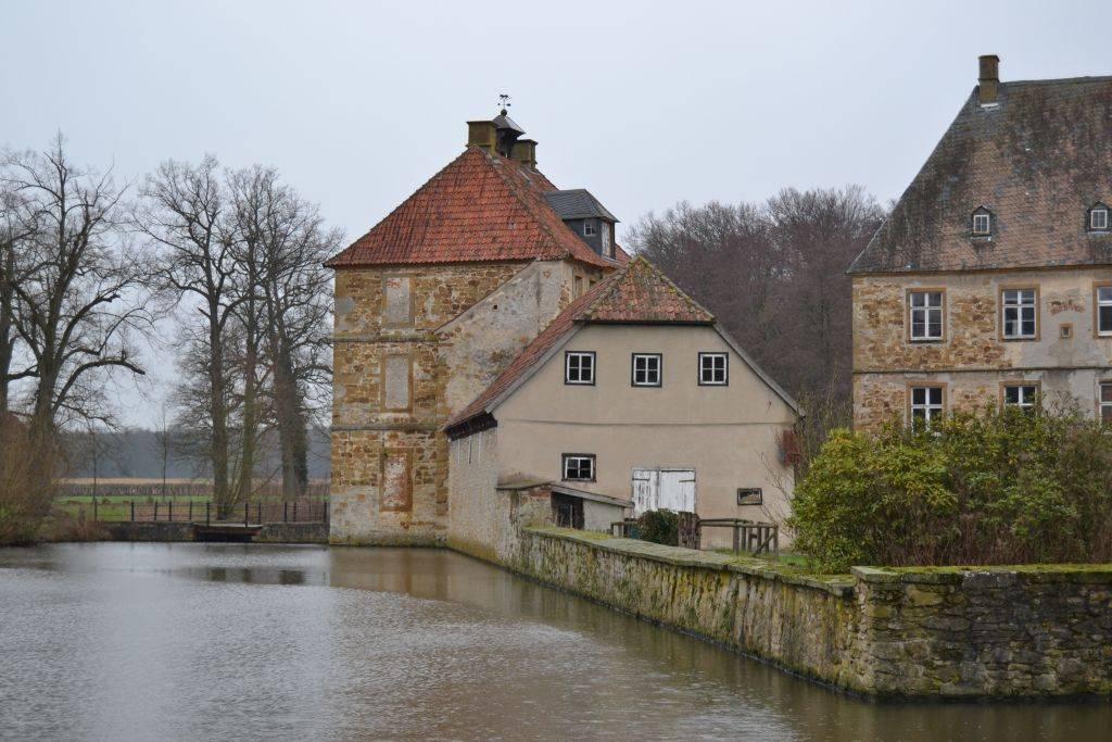 Blick auf Torhaus und Kutschenremise Schloss Tatenhausen