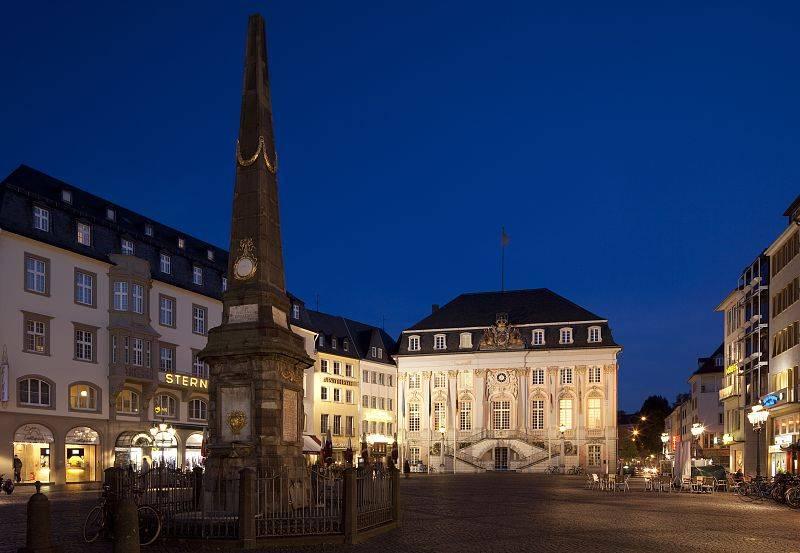 Marktplatz in Bonn mit Rathaus