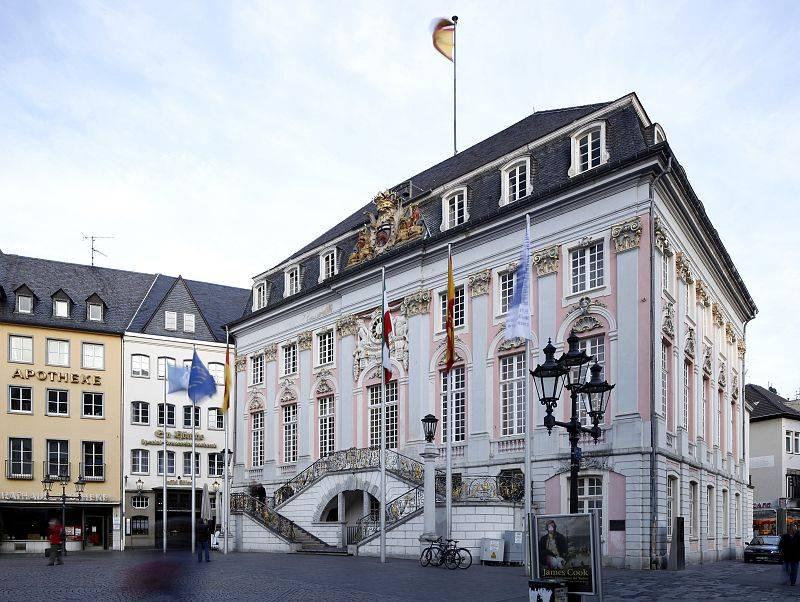 Eingangsfassade des Bonner Rathauses