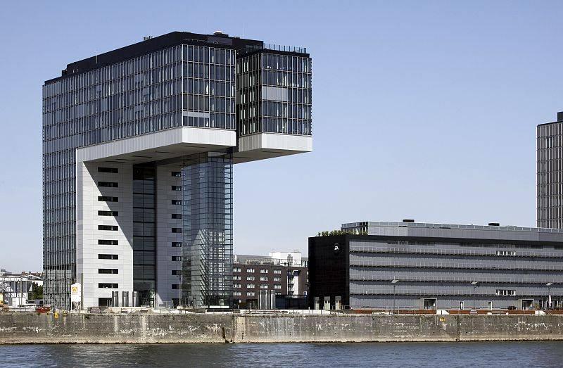 Blick vom Rhein auf das Kranhaus Süd