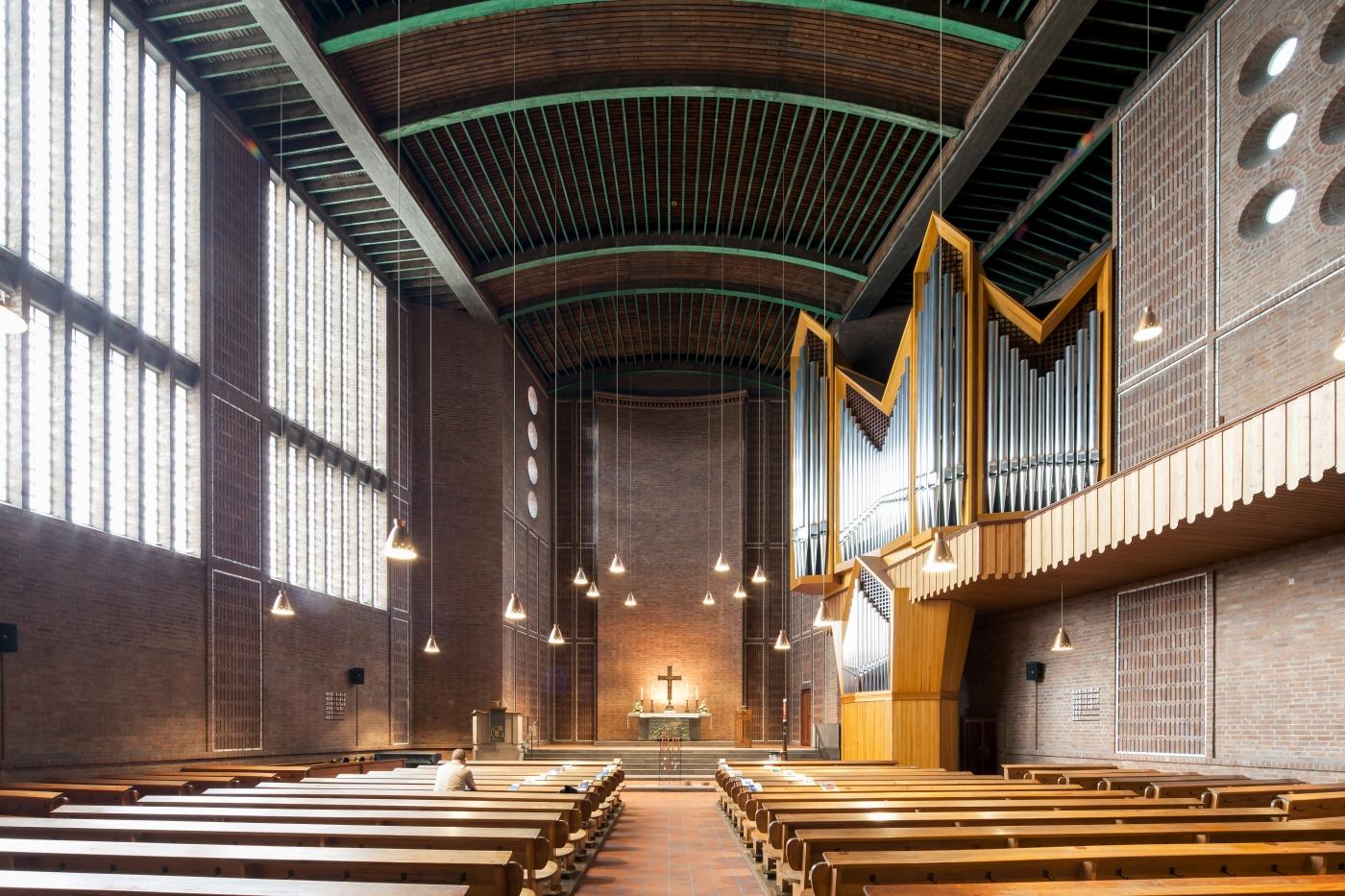 Innenansicht mit Chor und Orgel