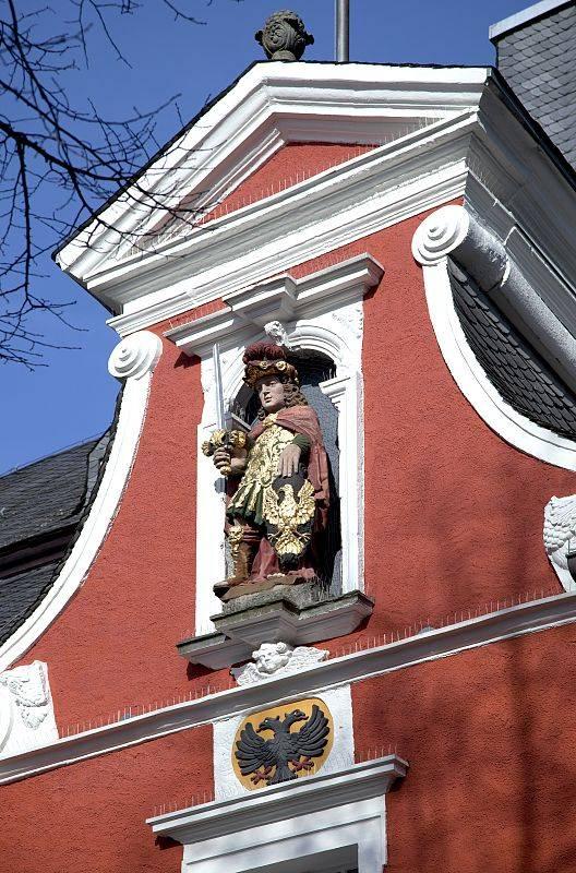 Giebel Rathaus Soest mit Nischenfigur des Hl. Patroklus