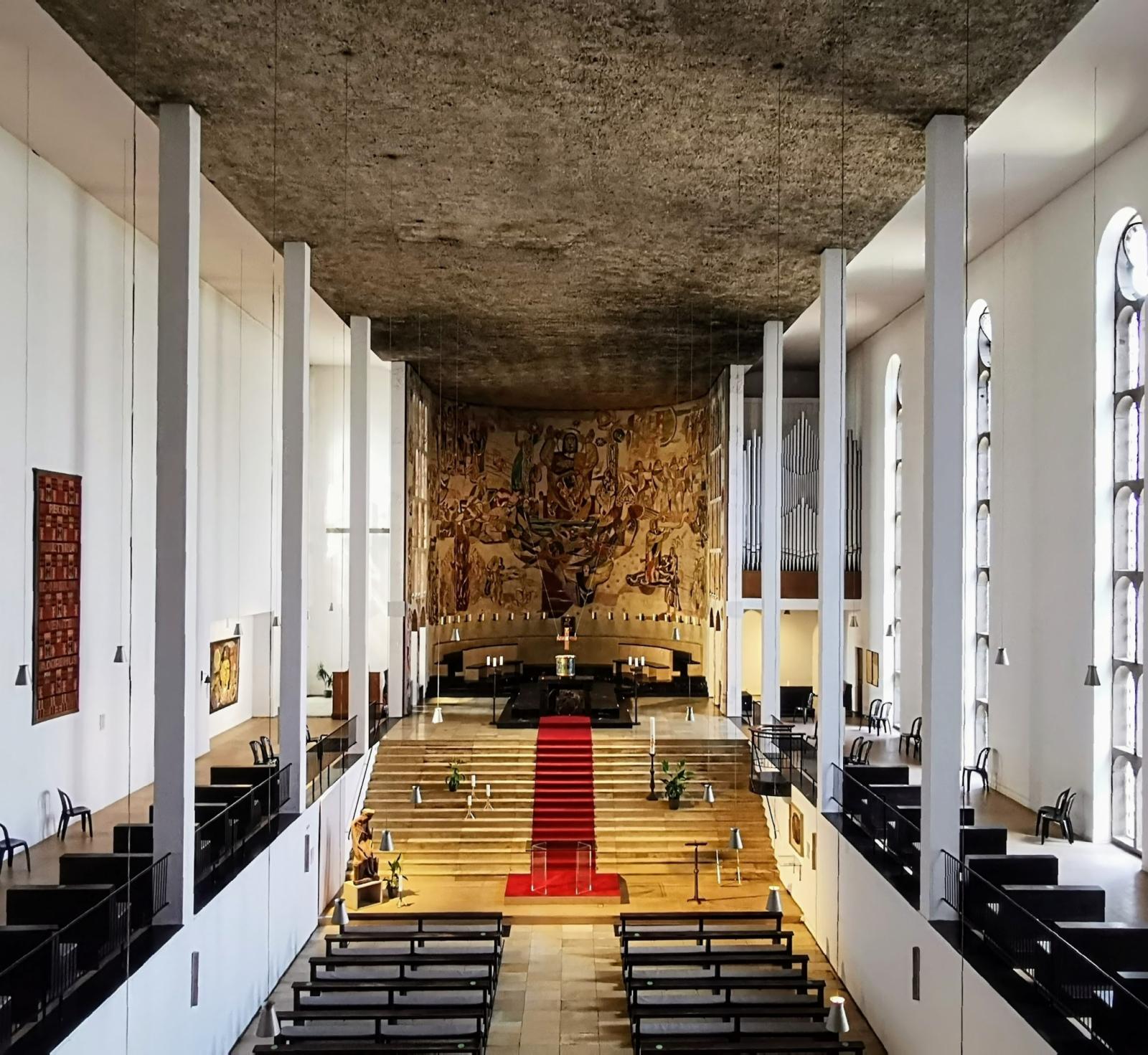 Kircheninnenraum mit Emporen und Blick Richtung Altar