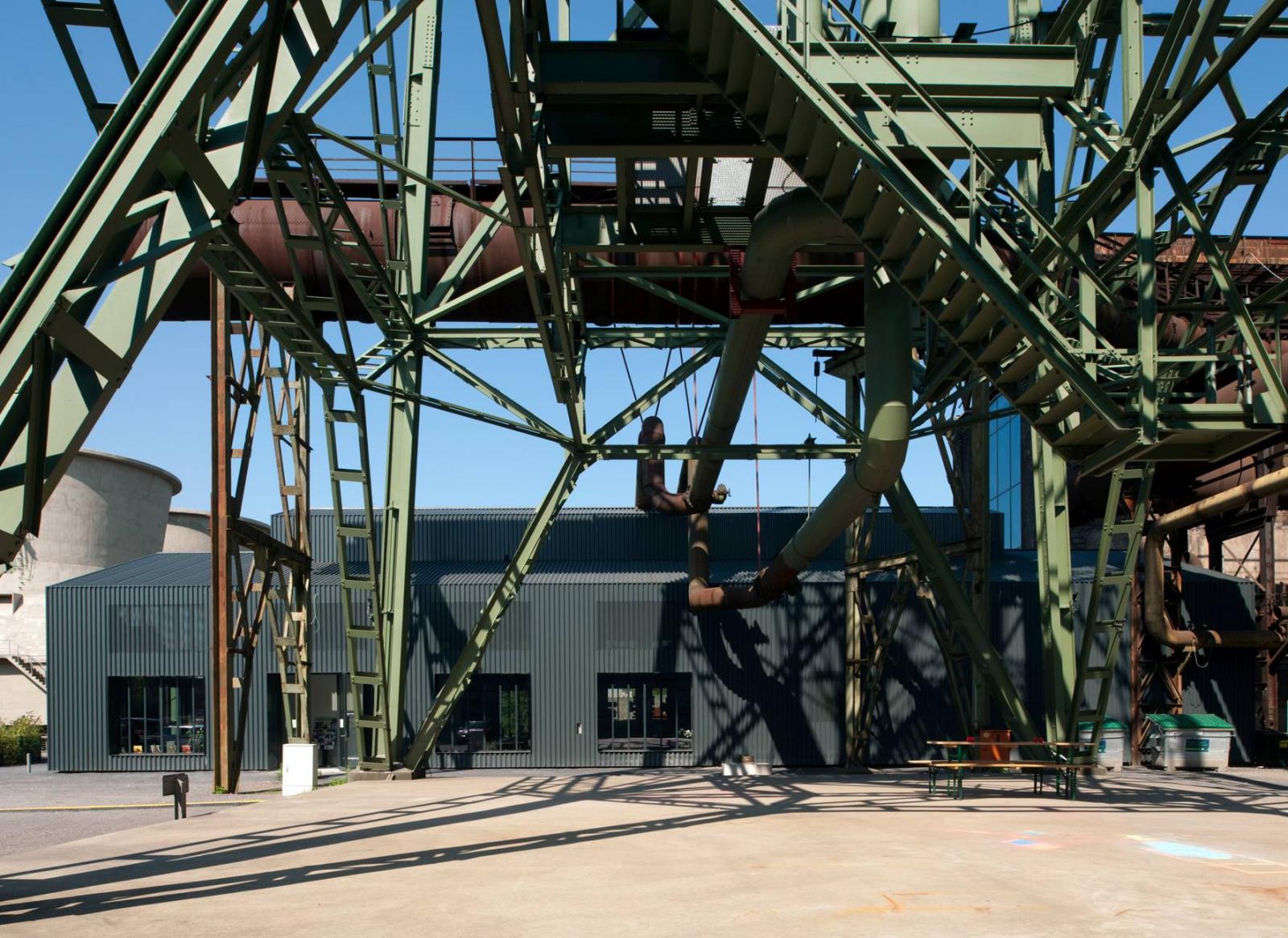 Seitenansicht des Pumpenhauses mit Wasserturm im Vordergrund